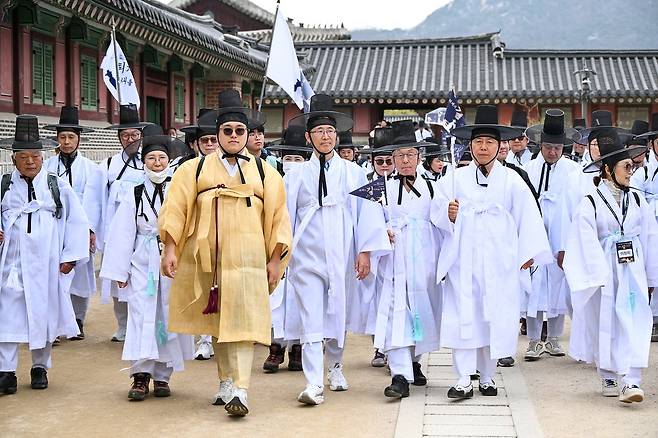 지난달 30일 서울 경복궁에서 제6회 퇴계 선생 마지막 귀향길 재현행사에 참여한 참가자들이 경북 안동 도산서원까지 약 270km 귀향길 걷기를 시작한 모습. 사진 경북도