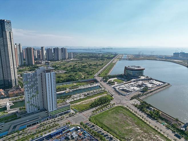 아트센터인천과 송도 워터프런트. 인천경제자유구역청