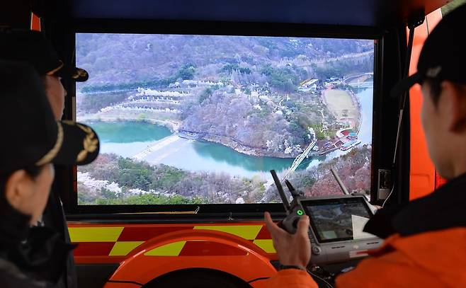 대전 오월드(동물원)에서 늑대 한 마리가 탈출한 가운데 현장에 출동한 119 소방대원들이 열화상 카메라가 탑재된 드론을 활용해 늑대의 위치를 수색하고 있다. 지난 8일 탈출한 늑대는 2024년에 태어난 생후 2년 된 수컷으로 무게는 약 30kg이며, 사파리에서 땅을 파고 탈출했다. 김성태 객원기자