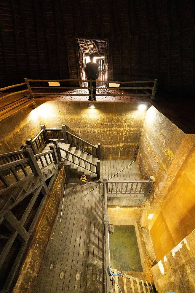 경기도 연천 전곡선사박물관이 2000년대 초반 발굴조사 현장을 보존한 피트 내부. 사진 오른쪽 아래 네모난 구덩이에 깊이 7.5m까지 파내려간 현무암반 부분을 드러나 있다. 이를 포함해 당시 발굴조사한 현장 전체를 보존하고 사방 벽에 콘크리트를 둘러 안전을 강화했다. 다만 층위의 변화를 보여줄 수 있게 콘크리트벽 위에 퇴적층의 색깔 변화를 재현했다. 우상조 기자