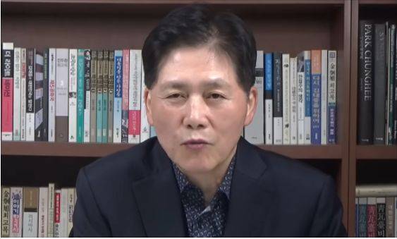 김진 중앙일보 전 논설위원. 정치부 기자 출신으로 보수 대표 논객이자 정치평론가로 활동했다. 사진 유튜브 캡처