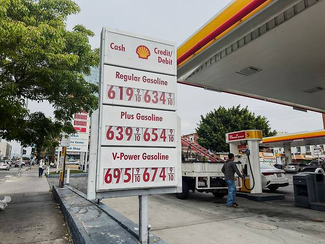LA 코리아타운의 셸 주유소의 휘발유 가격표. 규제와 세금 탓에 캘리포니아의 기름값은 전국에서 가장 비싸고, LA가 최고가다. 김상진 기자