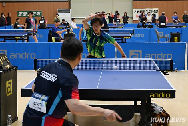 제5회 회장배 전국시니어탁구대회가 11일 서울 강남구 일원에코파크 체육관에서 열렸다. 박효상 기자