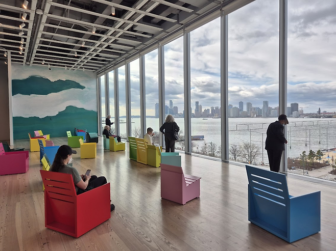 2025년 재개관 10주년 기념으로 메리 하일만의 ‘롱 라인(Long Line)’이 설치된 모습. 미술관 최고의 뷰 맛집이다. 풍경을 즐기는 관람객이 예술이 되는 순간을 선사한다. ©김슬기