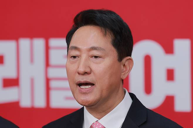 지난달 22일 서울 영등포구 여의도 국민의힘 중앙당사에서 6·3 지방선거 서울시장에 도전하는 오세훈 서울시장이 광역단체장 후보 면접을 마치고 취재진 질문에 답하고 있다. 연합뉴스.