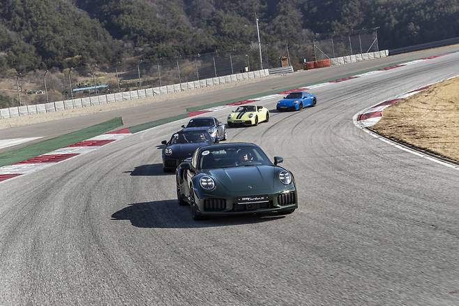 포르쉐 신형 911 터보 S를 비롯한 포르쉐 차량들이 강원 인제스피디움 서킷에서 주행하는 모습. /사진제공=포르쉐코리아