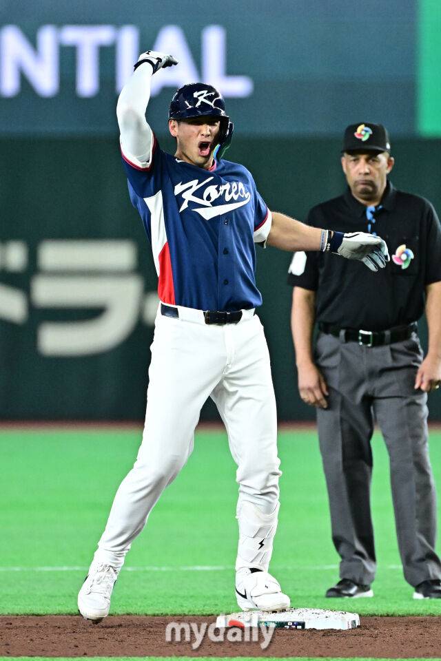 9일 일본 도쿄돔에서 열린 2026 월드 베이스볼 클래식(WBC) 조별리그 한국-호주 경기. 위트컴이 6회초 첫 타자로 나와 2루타를 친 후 기뻐하고 있다./마이데일리