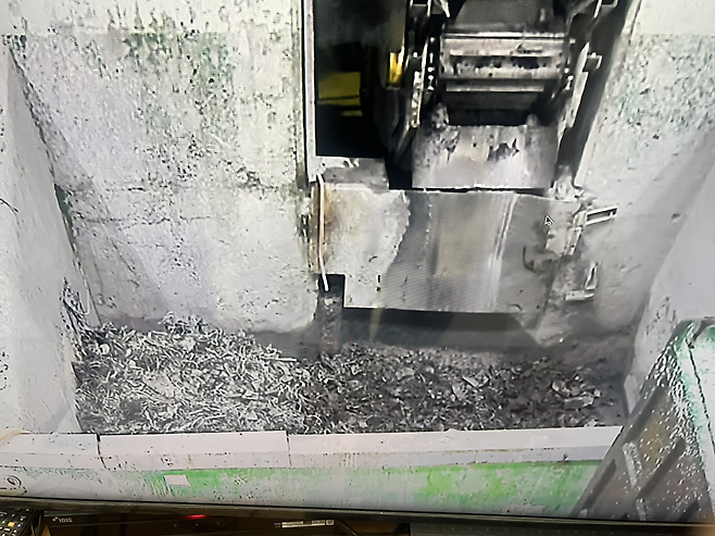 서울 강남구 일원동 강남자원회수시설 제어실 모니터. 소각하고 남은 금속 물질을 골라내는 설비가 보인다. 박병국 기자