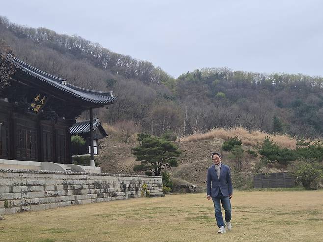 FAMS 2026 조직위원장인 이석구 한국미래친환경차서비스협회 회장이 금선사 대원본존 앞을 거닐고 있다. 이 위원장은 주아랍에미리트 대사를 역임했고, 국군기무사령관까지 지낸 대한민국 육군 군인 출신이다. 그는 FAMS 행사 개최 배경에 대해 “글로벌 모빌리티 서비스 표준화 체계를 구축, 국가 혁신사업에 일조하겠다는 사명감을 갖고 있다”고 말했다.