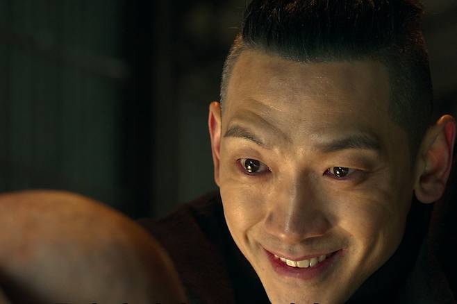 배우 정지훈은 '사냥개들2'를 접한 주변 반응도 전했다. 그는 "진통제를 맞아가며 촬영했는데 지인들이 '정점에 오른 것 같다'고 축하해줘 뿌듯했다"며 "아내도 '잘 봤다'고 했다"고 밝혔다. 넷플릭스 제공