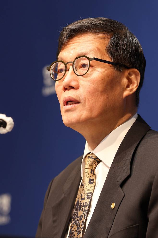 이창용 한국은행 총재가 10일 서울 중구 한국은행에서 열린 통화정책방향 기자간담회에서 발언하고 있다. 공동취재