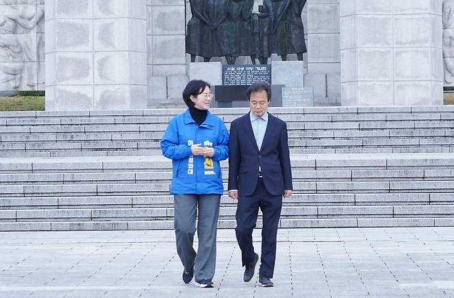 최선(왼쪽) 더불어민주당 강북구청장 예비후보와 박겸수 전 강북구청장이 10일 4·19민주묘역을 함께 참배한 뒤 대화를 나누고 있다. 사진제공=최선 캠프