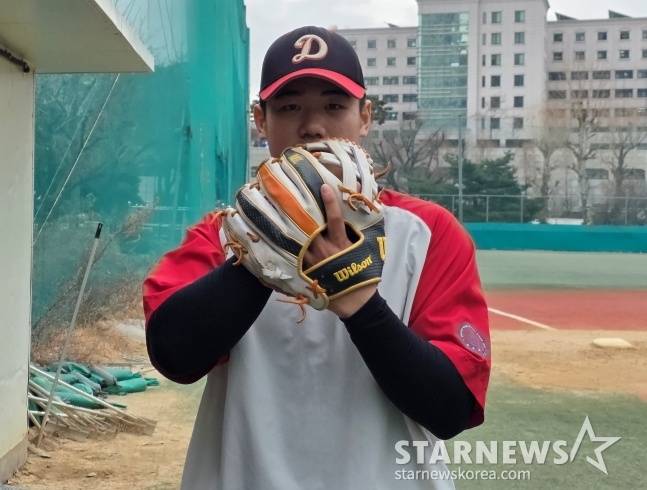 덕수고 엄준상이 최근 덕수고 야구부 운동장에서 스타뉴스와 만나 포즈를 취하고 있다 . /사진=김동윤 기자