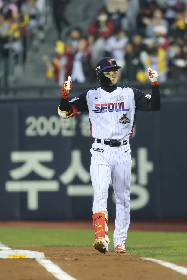 안타로 출루한 천성호가 기뻐하고 있다. /사진=LG 트윈스 제공