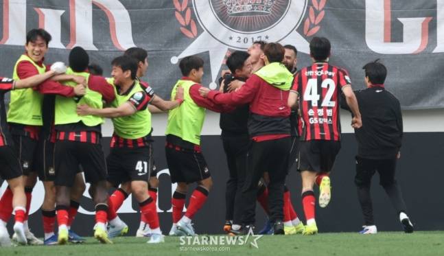 결승골 후 기뻐하는 FC서울 선수들. /사진=김진경 대기자