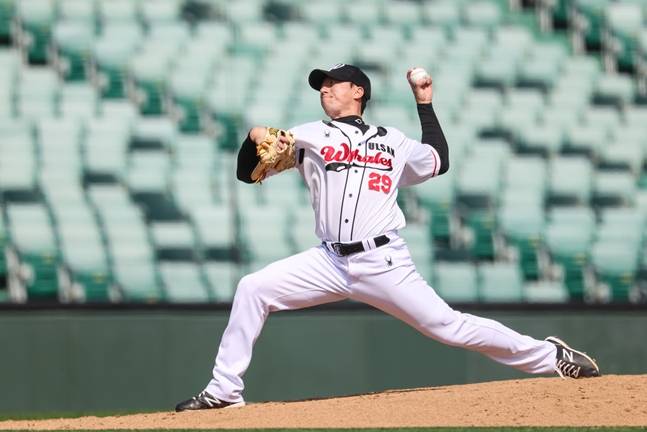 투구하는 고효준. /사진=울산 웨일즈