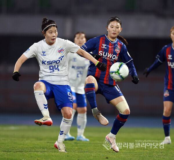 수원FC 이정민-화천KSPO 이수빈.2026.04.10.