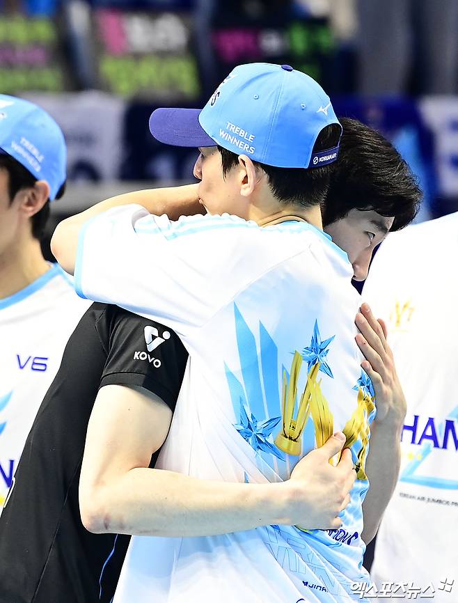 10일 오후 인천 계양체육관에서 열린 '진에어 2025-2026 V-리그' 대한항공과 현대캐피탈의 챔피언결정전 5차전 경기, 대한항공이 세트 스코어 3:1(25:18, 25:21, 19:25, 25:23)로 승리하며 트레블을 달성했다. 경기 종료 후 현대캐피탈 허수봉과 대한항공 한선수가 포옹을 나누고 있다. 인천, 박지영 기자