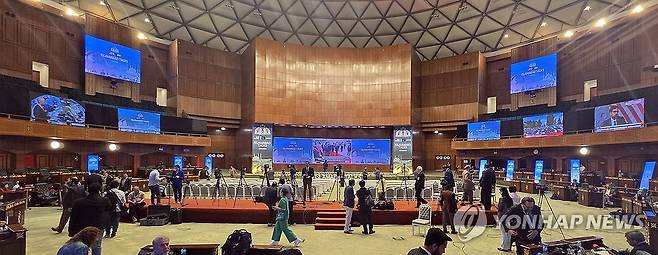 '미·이란 종전 협상' 세계 기자들 몰린 미디어센터 (이슬라마바드=연합뉴스) 손현규 특파원 = 11일(현지시간) 미국과 이란의 첫 종전 협상을 앞두고 파키스탄 이슬라마바드에 마련된 미디어센터에서 기자들이 취재하고 있다. 2026.4.11 son@yna.co.kr