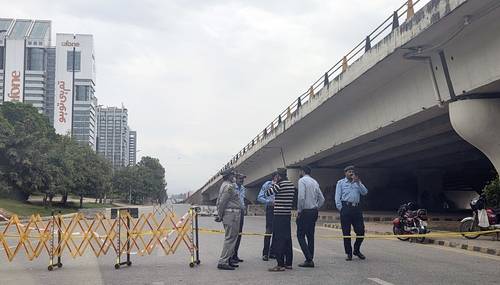 도로 통제한 파키스탄 경찰관들 (이슬라마바드=연합뉴스) 손현규 특파원 = 11일(현지시간) 미국과 이란의 첫 종전 협상이 열릴 파키스탄 이슬라마바드 도로 곳곳에서 경찰관들이 차량을 통제하고 있다. 2026.4.11