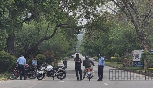 파키스탄 수도 이슬라마바드 '철통 보안' (이슬라마바드=연합뉴스) 손현규 특파원 = 11일(현지시간) 미국과 이란의 첫 종전 협상이 열릴 파키스탄 이슬라마바드 도로 곳곳에서 경찰관들이 검문검색을 하고 있다. 2026.4.11