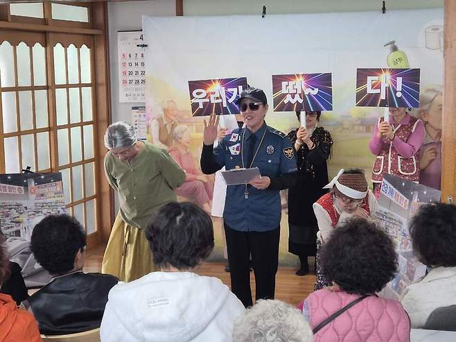 ▲최근 대신면 율촌2리 경로당에서 열린 떴다방 피해 예방 연극 무대 모습. /사진제공=여주시