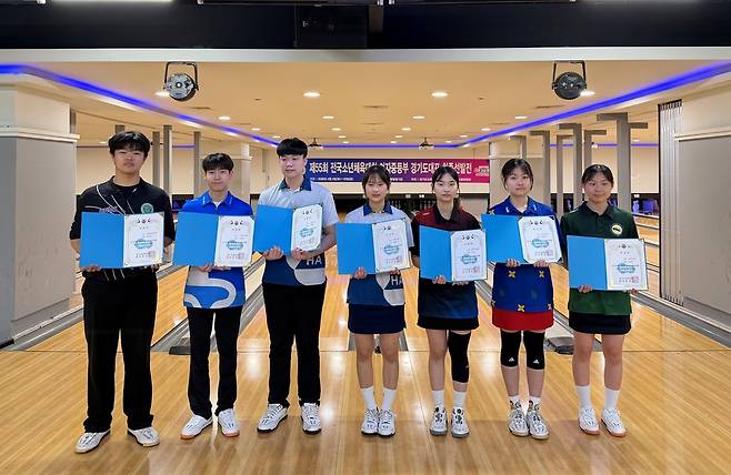 제55회 전국소년체육대회 볼링 경기도 대표에 최종 선발된 선수들이 상장을 들고 기념사진을 촬영하고 있다.