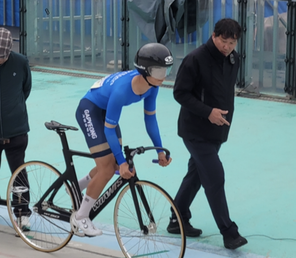 제55회 전국소년체육대회 사이클 남자 15세 이하부에서 3관왕에 오르며 출전권을 획득한 이우진(가평중)이 트랙을 돌며 몸을 풀고 있다. <가평중 제공>