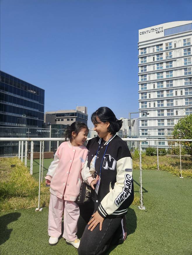 지난 12일 목포백련초등학교 김은영(46)교사가 딸 서유은(6)양과 함께 전일빌딩245에서 '제2회 소년이 온다 문학기행' 교원 직무 연수에 참여하고 있다./김다란 기자 kdr@namdonews.com