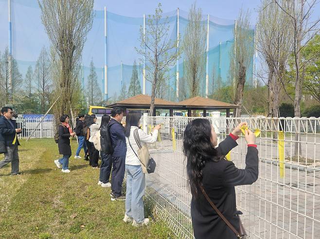 참가자들은 상무대 군사법정 인근 담장에 '대한민국의 민주주의를 지켜주셔서 감사합니다', '우리는 꼭 기억하겠습니다' 등의 추모메시지를적어 노란 리본에 달았다. /김다란 기자 kdr@namdonews.com