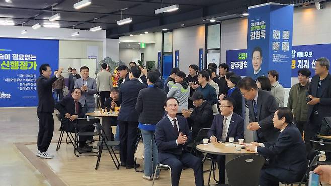 더불어민주당 전남광주통합특별시장 결선이 시작된 12일 각 후보의 선거캠프가 표심 확보를 위한 움직임으로 이른 시간부터 분주한 모습을 보였다. 사진은 12일 오전 김영록 예비후보가 광주광역시 서구 광천동 소재 자신의 선거사무소에서 지지자들에게 인사를 건네고 있는 모습. /박정석 기자