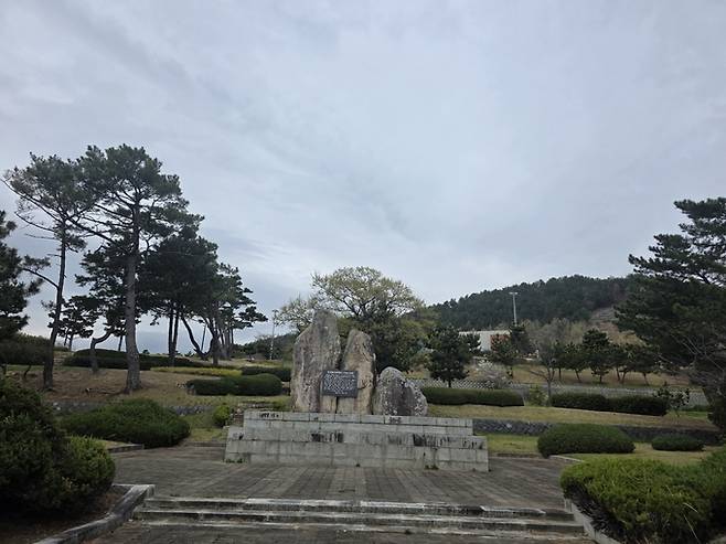 ▲ 영일 사방사업을 기념하는 자연석 기념비가 공원 중앙에 설치돼 있다. 서의수 기자