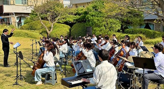 ▲ 포스코 포항제철소가 마련한 클래식 연주회 '영일대 블라썸'이 지난 11일 호텔 영일대 잔디광장에서 성황리에 열렸다.