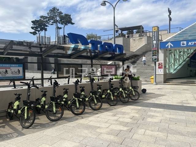 한 시민이 스마트 모빌리티 허브에 있는 공유자전거를 이용하고 있다. 김도경 기자