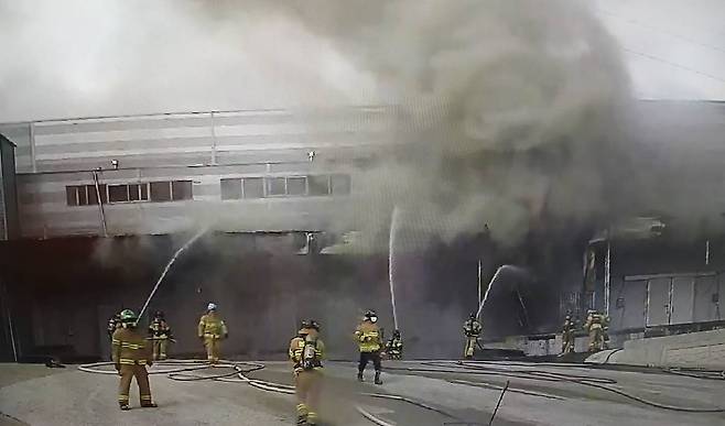 12일 오전 8시25분 쯤 전남 완도군 군외면의 한 냉동 창고에서 불이 나 소방 당국이 진화 작업을 벌이는 모습. 뉴스1