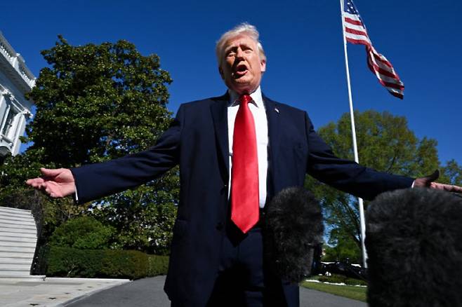 도널드 트럼프 미국 대통령이 2026년 4월 11일(현지시간) 백악관을 떠나기 전 취재진과 대화하고 있다. 트럼프 대통령은 이날 플로리다주로 이동해 UFC 행사에 참석할 예정이다. (사진=AFP)