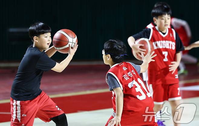 7일 서울 송파구 잠실학생체육관에서 SK 나이츠 유소년팀 선수들이 훈련을 하고 있다. ⓒ 뉴스1 최지환 기자