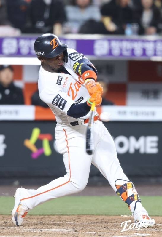 한화 페라자가 스윙하고 있다. 페라자 역시 KBO리그 적응을 위해 중간 타이밍으로 스윙하는 모습을 확인할 수 있다. 사진 | 한화 이글스