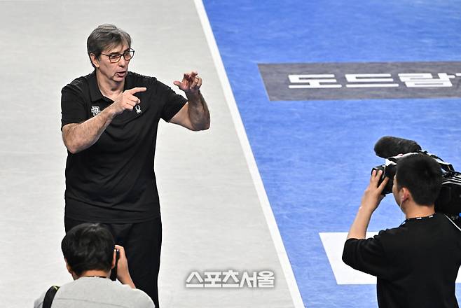 현대캐피탈은 2차전 5세트 14-13에서 레오나르도 레이바 마르티네스(등록명 레오)의 서브가 비디오 판독 끝에 아웃으로 선언되면서 패했고, 경기 후 블랑 감독은 판정이 잘못됐다고 강하게 반발하며 “승리를 강탈당했다”고 표현했다. 천안 | 박진업 기자