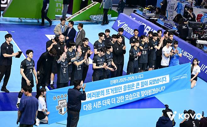 준우승 후 사진 촬영하는 현대캐피탈 선수들. 제공 | 한국배구연맹