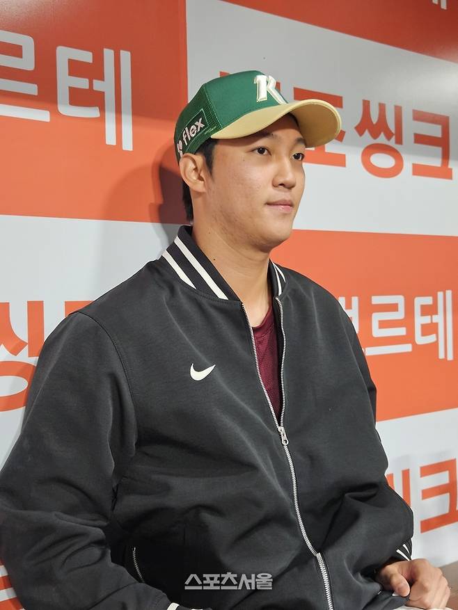 키움 안우진이 12일 서울 고척스카이돔에서 열린 2026 KBO리그 정규시즌 롯데전 승리 후 취재진 인터뷰에 응하고 있다. 고척 | 강윤식 기자 skywalker@sportsseoul.com