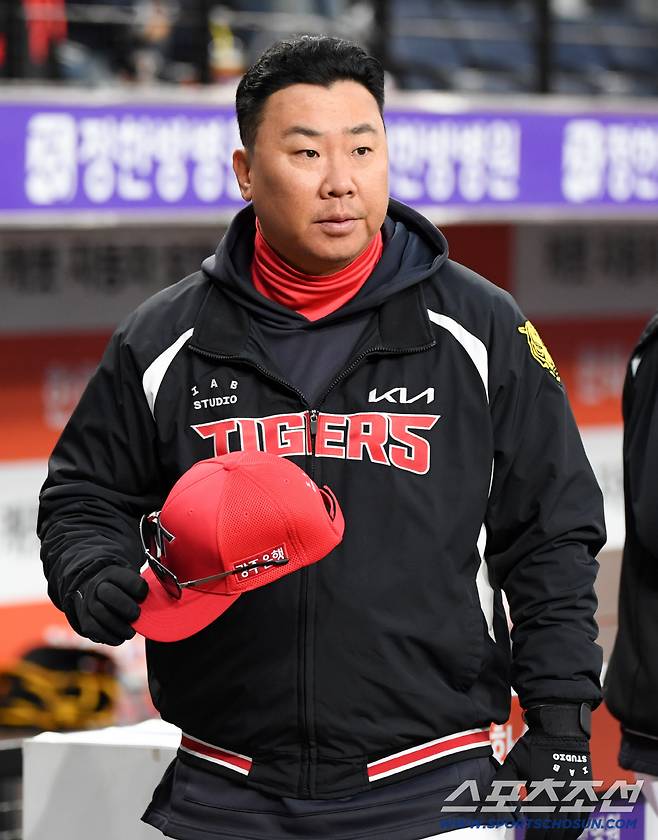 10일 대전 한화생명볼파크에서 열린 한화와 KIA의 경기. KIA 이범호 감독이 생각에 잠겨 있다. 대전=박재만 기자 pjm@sportschosun.com/2026.04.10/