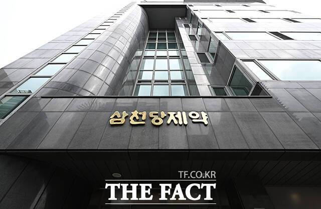 계약 부풀리기 및 기술력 의혹, 최대주주의 블록딜 논란 등이 불거진 삼천당제약이 지난 6일 기자회견을 열었다. 삼천당제약은 지난달 30일 장중 123만3000원을 기록하며 코스닥 시총 1위 '황제주'에 등극했지만 잇따른 의혹과 한국거래소 제재 예고로 시가총액 13조5000억원이 증발했다. /박헌우 기자