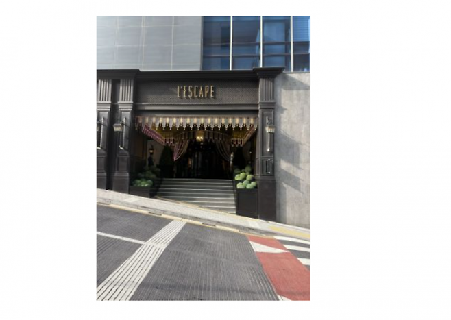 서울 중구 명동과 남대문이 이어지는 한 골목 어귀에 자리한 레스케이프호텔. 눈에띄지 않는 골목 어귀에 입구를 의도적으로 배치함으로서 '탈출'이라는 컨셉을 더욱 극대화했다. 권재희 기자.