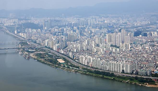 서울 송파구 롯데월드타워에서 바라본 한강변 아파트 단지. /뉴스1