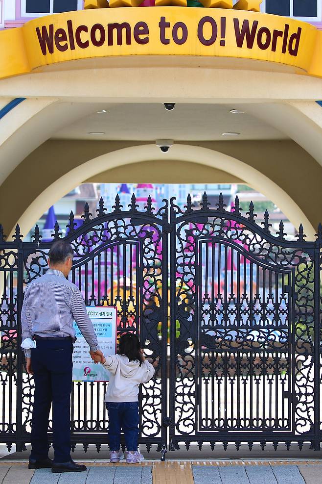 늑대 '늑구' 탈출 닷새째인 12일 휴장 중인 대전 중구 오월드 입구 앞에서 한 어린이가 아쉬운 듯 내부를 들여다보고 있다. 김영태 기자