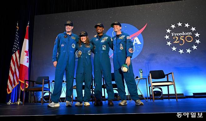 10일(현지 시간) 열흘 간의 비행을 마치고 무사 귀환한 아르테미스 2호 승무원들이 미국 휴스턴 존슨우주센터 환영 행사에 참석해 미소 짓고 있다. 미국항공우주국 제공.