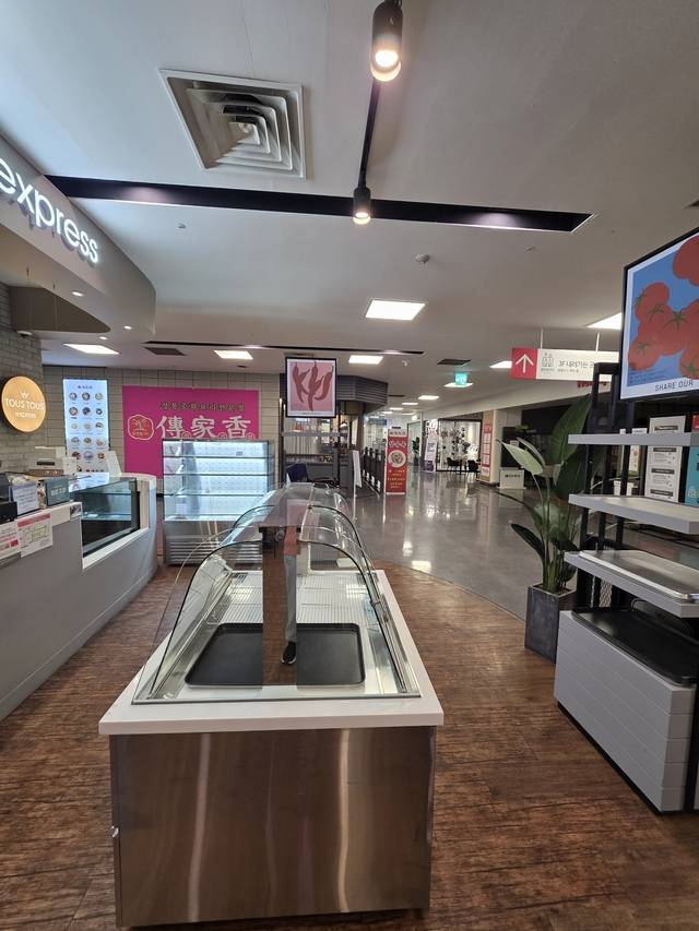 서울 강서구 등촌동 홈플러스 4층에 있는 카페 ‘뚜스뚜스 익스프레스’ 제품 진열장이 비어 있다. 사진= 김수연기자 newsnews@