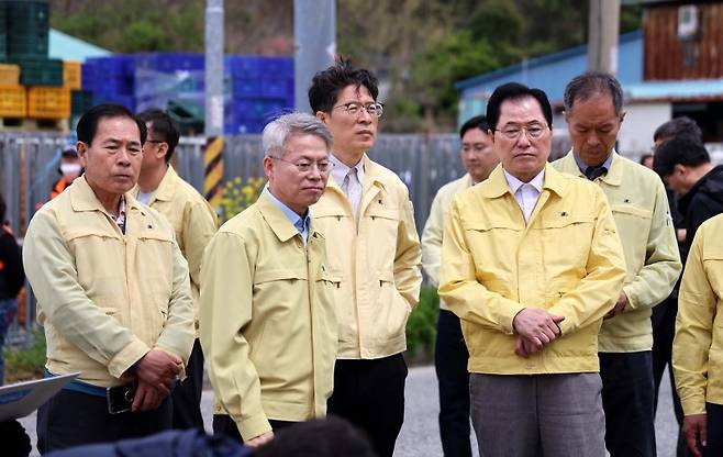 민형배 더불어민주당 전남광주특별시장 예비후보(왼쪽 두번째)가 12일 전남 완도군 군외면 수산물 냉동창고 화재 현장을 찾아 관계자들과 피해 상황을 공유하고 있다. 뉴시스