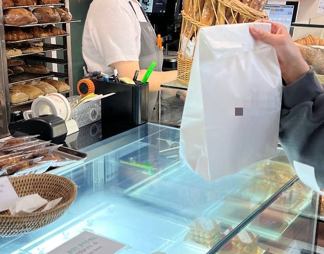 지난 10일 서울 종로구의 한 베이커리 카페에서 종이봉투에 제품을 포장하고 있다. 사진=박경호 기자